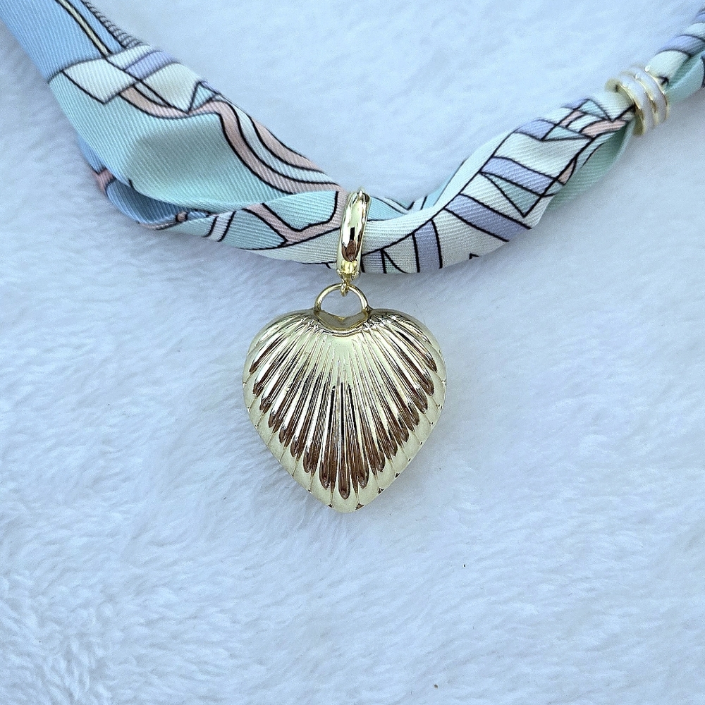 Gemelli👭 Scarf Necklace with Scalloped Gold Heart💛 Pendant - NWT - Picture 12 of 16
